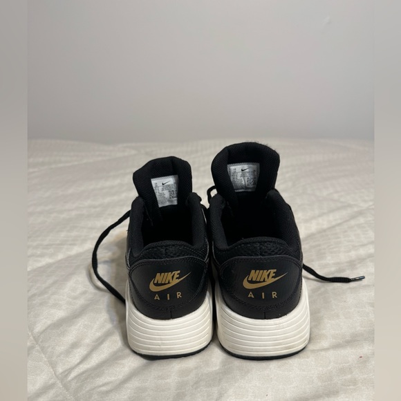 Like new Ladies Nike running shoes. Size 10 - Picture 5 of 6